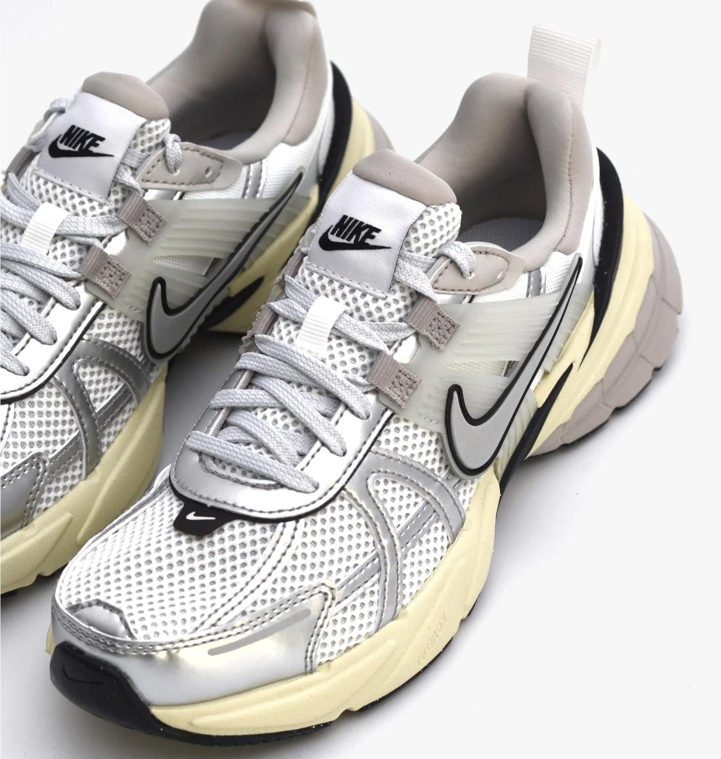 Кросівки жіночі Nike Wmns V2k Run (FD0736-100)